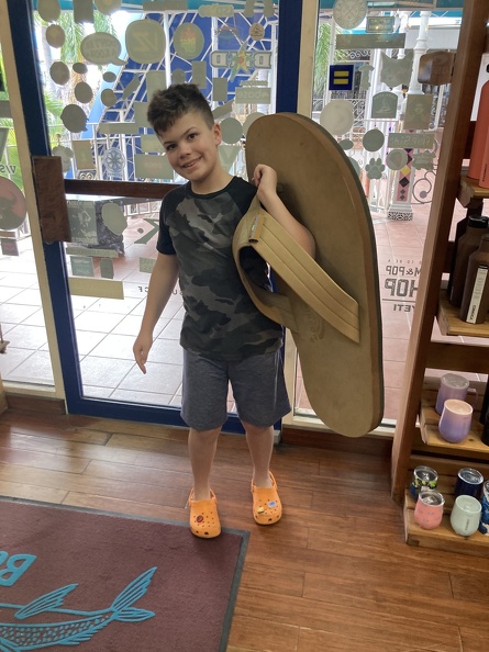 Giant Flip Flop at the Bula store.JPG